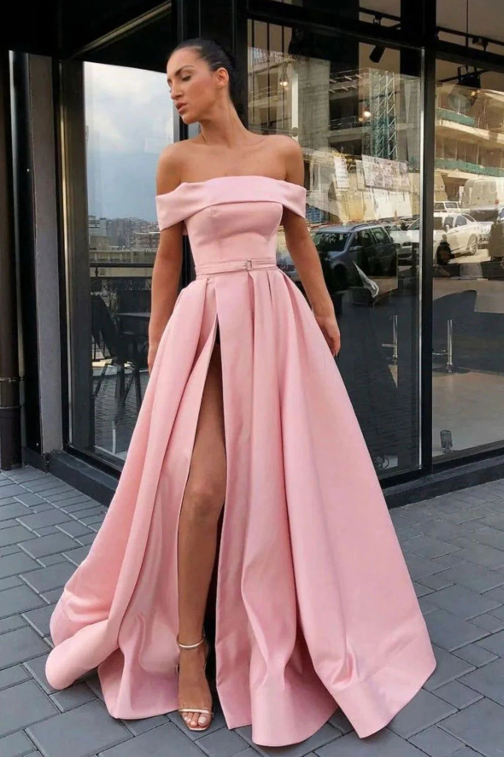 Encantador vestido de fiesta largo rosa con corte en A y hombros descubiertos con abertura